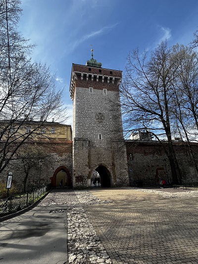 Brama Floriańska w Krakowie widziana od strony ulicy Basztowej
