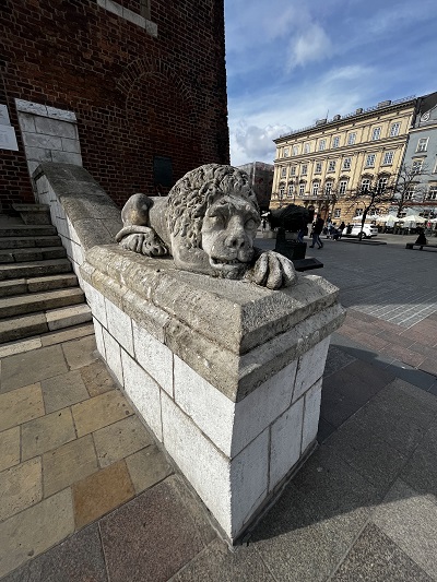 Kamienne lew na Rynku w Krakowie - prawy