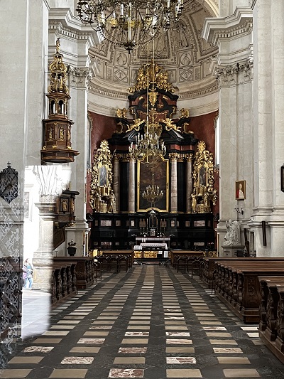 Kościół Świętych Apostołów Piotra i Pawła w Krakowie, wnętrze kościoła przedstawiające piękne wnętrze