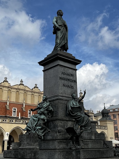 Pomnik Adama Mickiewicza na Starym Rynku w Krakowie na tle nieba