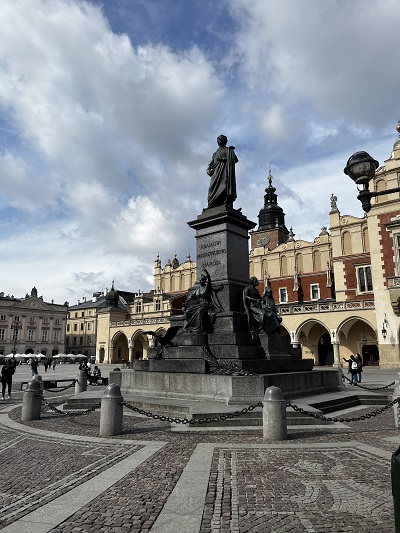 Pomnik Adama Mickiewicza na Starym Rynku w Krakowie na tle sukiennic cały