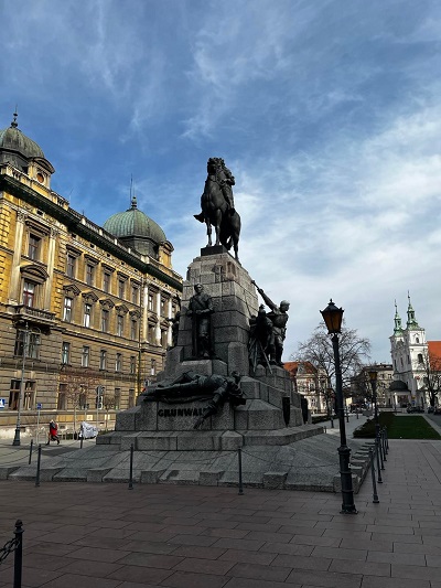 Pomnik Bitwy pod Grunwaldem na Placu Jana Matejki z oddali