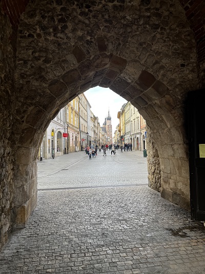 Widok na Stare Miasto - ulice Floriańśka Krakowa spod Bramy Floriańskiej