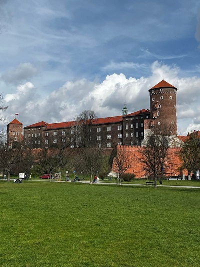 Widok na wzgórze Wawelskie i Zamek Królewski od strony Wisły