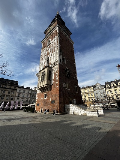 Wieża ratuszowa na Starym Rynku Krakowie od strony wejścia